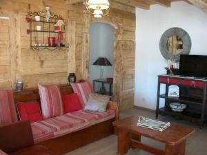 ein Wohnzimmer mit einem Sofa und einem TV in der Unterkunft Ker Cerdagne in Bolquere
