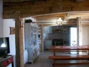eine große Küche mit einem Tisch und einem Esszimmer in der Unterkunft Ker Cerdagne in Bolquere