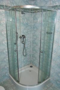 y baño con ducha y mampara de cristal. en Fortuna, en Świeradów-Zdrój