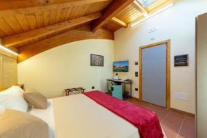 una camera con un grande letto in una stanza con soffitti in legno di Villa Signorini Hotel a Ercolano