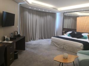 TV a/nebo společenská místnost v ubytování Maximus Hotel Byblos