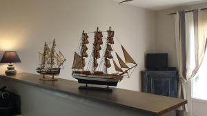 deux modèles de navires sur une table dans une pièce dans l'établissement Gîte A l'ombre du clocher, à Calenzana