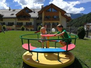 ילדים שוהים ב-Rio Stava Family Resort & Spa