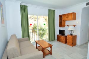 Uma área de estar em Apartamentos HC Burriana Playa