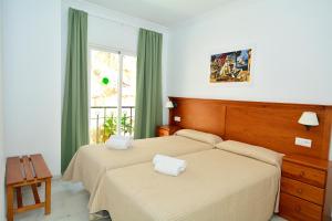 Cama ou camas em um quarto em Apartamentos HC Burriana Playa