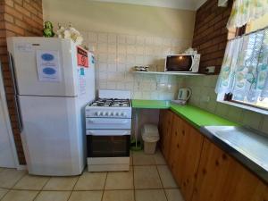 A kitchen or kitchenette at Ocean Beach Chalet 15