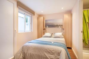 a small bedroom with a bed and a window at Apartamento Fos in Valencia