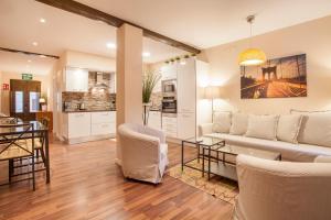 a living room with a couch and a table at Apartamento Fos in Valencia