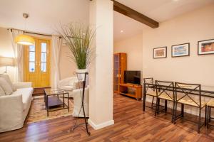 a living room with a couch and a table at Apartamento Fos in Valencia