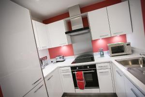 A kitchen or kitchenette at Queens Quarter Apartments 