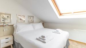 - une chambre avec un lit blanc et des serviettes dans l'établissement Italianway - Washington 91, à Milan