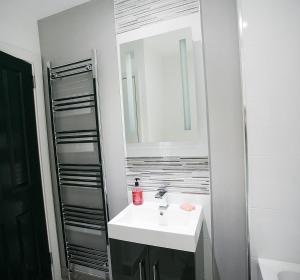 A bathroom at Queens Quarter Apartments 