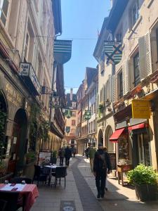 uma rua da cidade com pessoas andando pela rua em Carpe Diem Home - Au pied de la Cathédrale em Estrasburgo