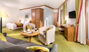 Telewizja i/lub zestaw kina domowego w obiekcie Defereggental Hotel & Resort