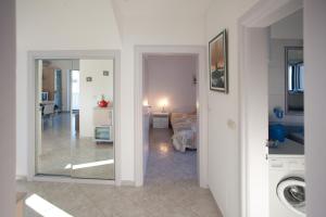 1 dormitorio con espejo y 1 cama en una habitación en Beach Apartments Rogoznica, en Rogoznica