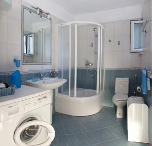 y baño con lavamanos y aseo. en Beach Apartments Rogoznica, en Rogoznica 48 fotos más