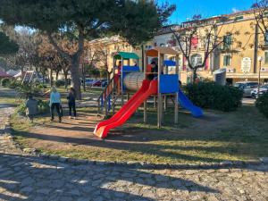 einen Spielplatz mit Rutsche in einem Park in der Unterkunft Appartamenti Letizia in Casal Velino