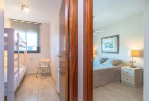 A bed or beds in a room at Costabravaforrent Balco 2