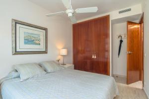 A bed or beds in a room at Costabravaforrent Balco 2