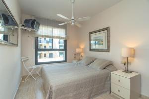 A bed or beds in a room at Costabravaforrent Balco 2