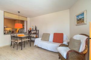 A seating area at Costabravaforrent Balco 2