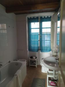 ジェノヴァにあるAl Chiostro Guesthouseのバスルーム(バスタブ、トイレ、シンク付)