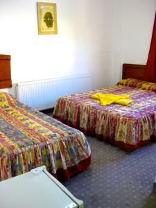 due letti uno accanto all'altro in una stanza di Valentine Inn a Wadi Musa Altre 76 foto