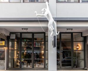 une statue d'une femme sur un bâtiment dans l'établissement 14 Reasons Why Hotel Athens, à Athènes