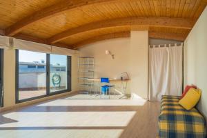 A bed or beds in a room at Costabravaforrent Balco 2