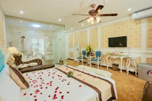 sypialnia z łóżkiem z czerwonymi różami w obiekcie King's Hotel Mỹ Đình w mieście Hanoi