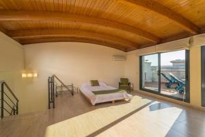 A bed or beds in a room at Costabravaforrent Balco 2