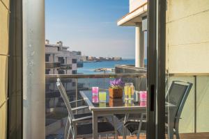 A balcony or terrace at Costabravaforrent Balco 2