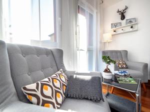 ein Wohnzimmer mit einem Sofa und einem Tisch in der Unterkunft Apartamento Monte Perdido in Boltaña
