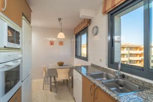 A kitchen or kitchenette at Costabravaforrent Balco 2