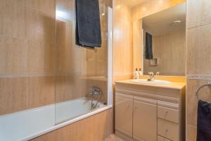 A bathroom at Costabravaforrent Balco 2