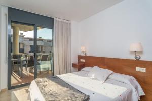 A bed or beds in a room at Costabravaforrent Balco 2 Még 37 kép