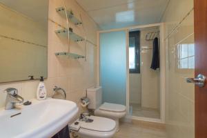 A bathroom at Costabravaforrent Balco 2