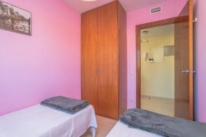 A bed or beds in a room at Costabravaforrent Balco 2