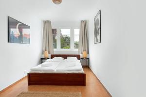 - une chambre avec un lit et 2 fenêtres dans l'établissement VIU Seaside Residence, à Sopot