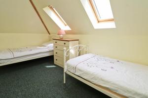 Кровать или кровати в номере BY THE BEACH Harlyn Bay