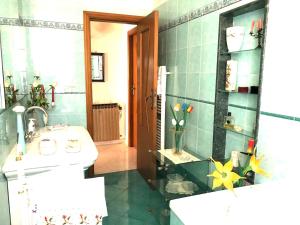 łazienka z umywalką, toaletą i lustrem w obiekcie La Casa Di Lina w mieście Baiano +20 zdjęć