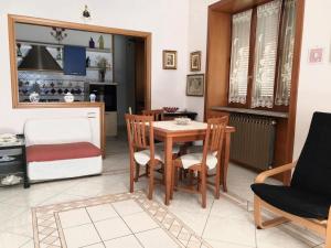 cocina y comedor con mesa y sillas en La Casa Di Lina, en Baiano