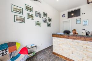 una mujer sentada en un bar en una habitación en Bed & Breakfast Villa Terezija en Baška