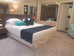 Postel nebo postele na pokoji v ubytování Maximus Hotel Byblos