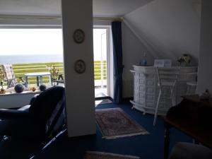 ein Wohnzimmer mit Meerblick in der Unterkunft Haus am Meer in Cuxhaven