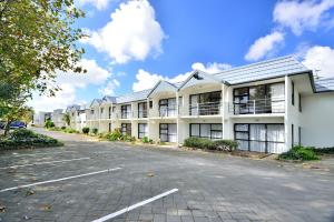 een lege parkeerplaats voor een gebouw bij Allenby Park Hotel in Auckland