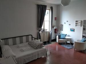 ジェノヴァにあるAl Chiostro Guesthouseのベッドルーム1室(ベッド1台、椅子、窓付)