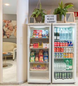 lodówka pełna jedzenia i napojów w obiekcie Hotel Bulevard w mieście Platja  d'Aro