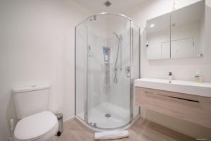 e bagno con doccia, servizi igienici e lavandino. di @MyHolidays - My Remarkable view a Queenstown
