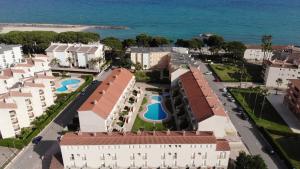 an aerial view of a resort near the ocean at Apartamento Cambrils Duplex in Cambrils